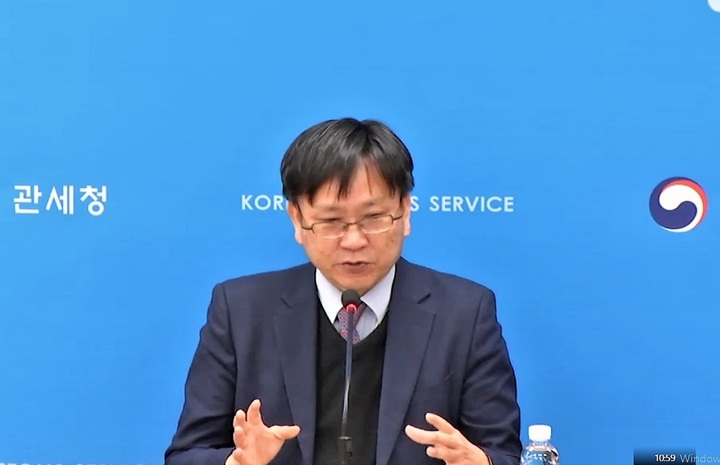 [대전=뉴시스] 7일 정부대전청사에서 관세청 김종호 조사국장이 2022년 무역경제범죄 단속 실적 및 2023년 단속추진방향에 대해 설명하고 있다. *재판매 및 DB 금지