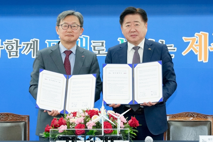 [제주=뉴시스] 7일 제주도청 본관 2층 삼다홀에서 ‘그린수소 글로벌 허브 구축을 위한 업무협약’을 한 오영훈(오른쪽) 제주도지사와 권기영 한국에너지기술평가원장이 기념 촬영을 하고 있다. (사진=제주도 제공) 2023.03.07. photo@newsis.com *재판매 및 DB 금지