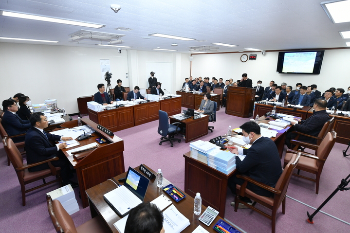 [제주=뉴시스] 7일 오후 제주도의회 제413회 임시회 중 환경도시위원회 회의가 열리고 있다. (사진=제주도의회 제공) 2023.03.07. photo@newsis.com *재판매 및 DB 금지