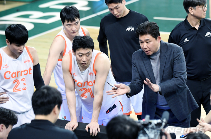 [서울=뉴시스]프로농구 고양 캐롯 주장 김강선(왼쪽)과 김승기 감독 (사진 = KBL 제공)