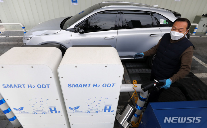 [서울=뉴시스] 백동현 기자 = 7일 오전 서울 영등포구 국회수소전기차충전소에서 직원이 수소 승용차 충전을 준비하고 있다. 2023.03.07. livertrent@newsis.com