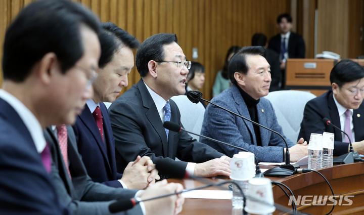 [서울=뉴시스] 이영환 기자 = 주호영 국민의힘 원내대표가 7일 오전 서울 여의도 국회에서 열린 원내대책회의에서 발언을 하고 있다. 2023.03.07. 20hwan@newsis.com