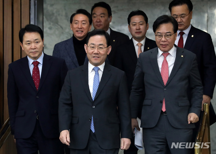 [서울=뉴시스] 이영환 기자 = 주호영 국민의힘 원내대표가 7일 오전 서울 여의도 국회에서 열린 원내대책회의에 참석하고 있다. 2023.03.07. 20hwan@newsis.com