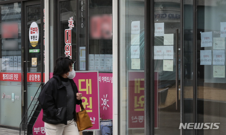 [서울=뉴시스] 김근수 기자 = 7일 서울시 송파구 부동산 상가단지의 한 부동산 점포 앞에 임대 안내문이 붙어 있다. 한국공인중개사협회에 따르면 지난 1월 신규 개업 공인중개업소 숫자가 역대 최저치를 기록했다고 밝혔다. 2023.03.07. ks@newsis.com