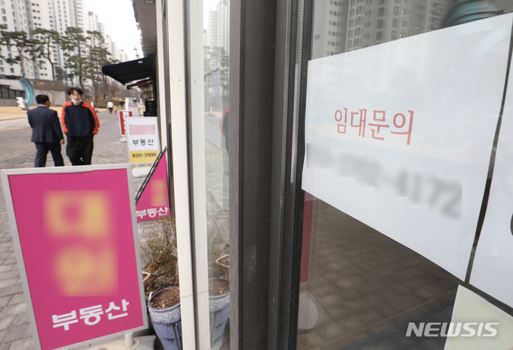 [서울=뉴시스] 김근수 기자 = 서울시 송파구 부동산 상가단지의 한 부동산 점포 앞에 임대 안내문이 붙어 있다.  2023.03.07. ks@newsis.com