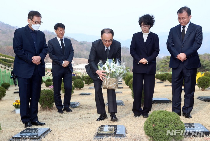 [부산=뉴시스] 하경민 기자 = 이원석 검찰총장이 7일 오전 부산 기장군 부산추모공원을 방문, 고 김홍영 검사 묘소에 헌화하고 있다. 2023.03.07. yulnetphoto@newsis.com