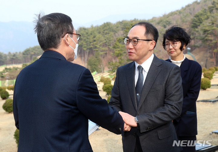 [부산=뉴시스] 하경민 기자 = 이원석 검찰총장이 7일 오전 부산 기장군 부산추모공원을 방문, 고 김홍영 검사 묘소를 참배한 뒤 유가족을 위로하고 있다. 2023.03.07. yulnetphoto@newsis.com