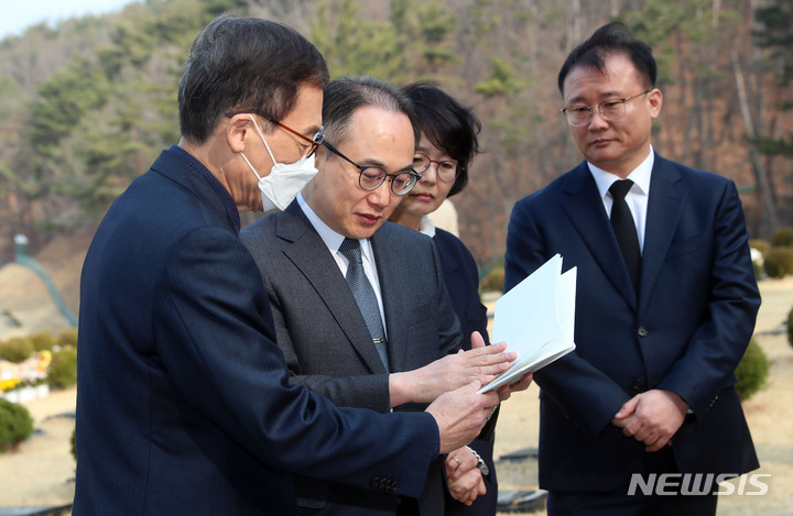 [부산=뉴시스] 하경민 기자 = 이원석 검찰총장이 7일 오전 부산 기장군 부산추모공원을 방문, 고 김홍영 검사 묘소를 참배한 뒤 유가족에게 선물한 사진첩을 함께 살펴보고 있다. 2023.03.07. yulnetphoto@newsis.com