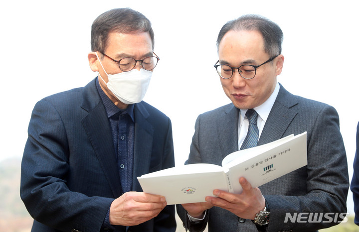 [부산=뉴시스] 하경민 기자 = 이원석 검찰총장이 7일 오전 부산 기장군 부산추모공원을 방문, 고 김홍영 검사 묘소를 참배한 뒤 유가족에게 선물한 사진첩을 함께 살펴보고 있다. 2023.03.07. yulnetphoto@newsis.com