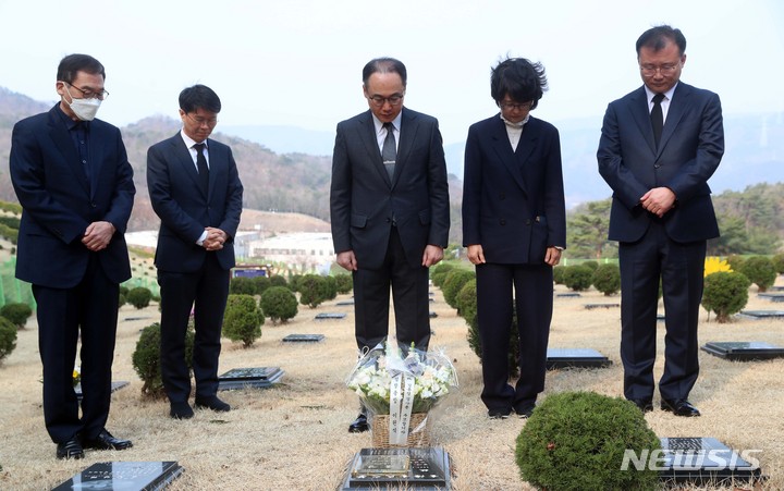 고[부산=뉴시스] 하경민 기자 = 이원석 검찰총장이 7일 오전 부산 기장군 부산추모공원을 방문, 고 김홍영 검사 묘소에 헌화한 뒤 묵념하 있다. 2023.03.07. yulnetphoto@newsis.com