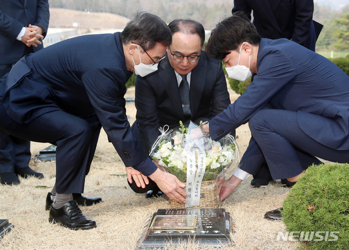 [부산=뉴시스] 하경민 기자 = 이원석 검찰총장이 7일 오전 부산 기장군 부산추모공원을 방문, 고 김홍영 검사 묘소에 헌화하고 있다. 2023.03.07. yulnetphoto@newsis.com
