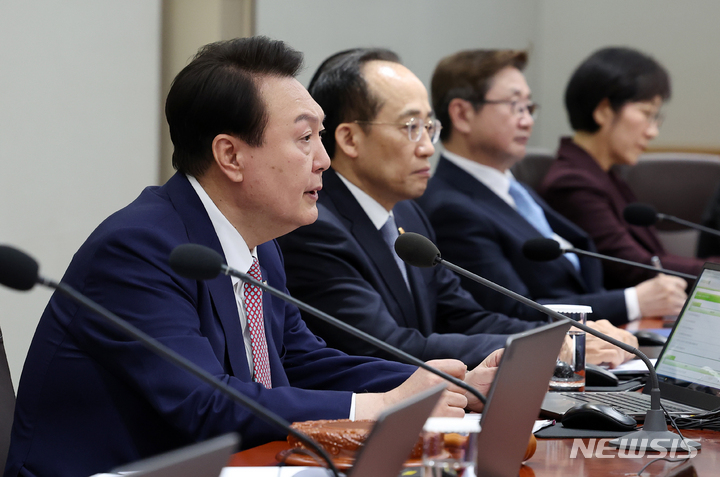 [서울=뉴시스] 전신 기자 = 윤석열 대통령이 7일 서울 용산 대통령실 청사에서 열린 국무회의를 주재하고 있다. (대통령실통신사진기자단) 2023.03.07. photo1006@newsis.com