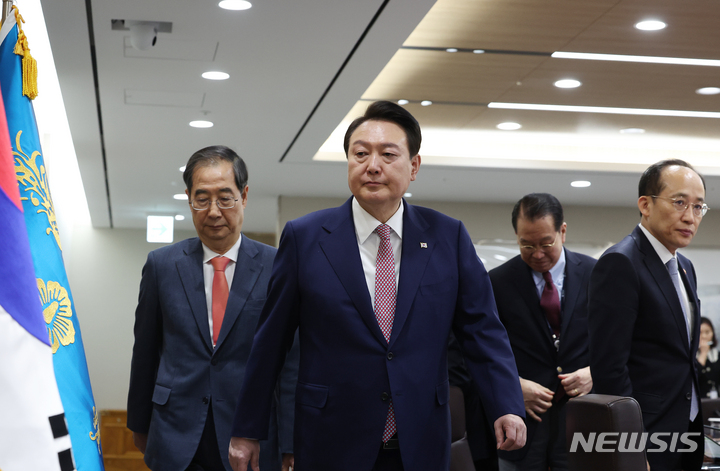 [서울=뉴시스] 전신 기자 = 윤석열 대통령이 지난 7일 서울 용산 대통령실 청사에서 열린 국무회의에 입장하고 있다. (대통령실통신사진기자단) 2023.03.07. photo1006@newsis.com