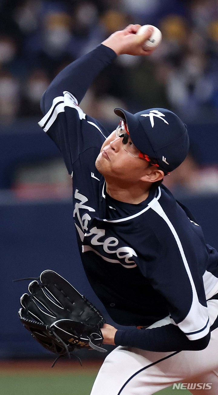 [오사카=뉴시스] 김선웅 기자 = 7일 일본 교세라 돔 오사카에서 열린 일본 프로야구팀 한신 타이거즈와 WBC 대한민국 대표팀의 경기, 1회말 대한민국 선발로 나선 박세웅이 역투하고 있다. 2023.03.07. mangusta@newsis.com