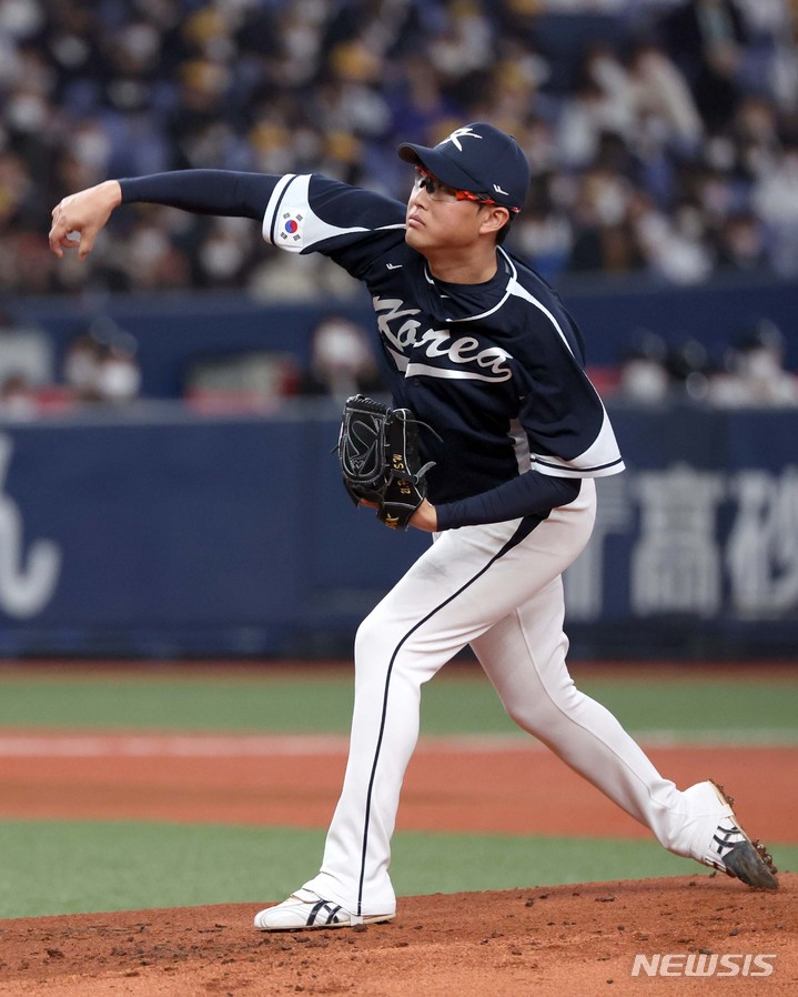 [오사카=뉴시스] 김선웅 기자 =&nbsp; 7일 일본 교세라 돔 오사카에서 열린 일본 프로야구팀 한신 타이거즈와 WBC 대한민국 대표팀의 경기, 1회말 대한민국 선발로 나선 박세웅이 역투하고 있다. 2023.03.07. mangusta@newsis.com