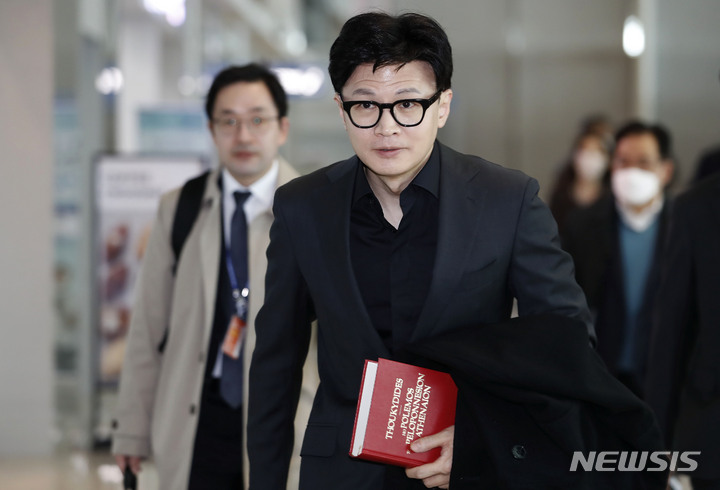 [인천공항=뉴시스] 최동준 기자 = 한동훈 법무부 장관이 지난 7일 인천국제공항에서 펠로폰네소스 전쟁사 책을 들고 출입국·이민·이주 정책 관련 유럽 출장을 가고 있다. 2023.03.07. photocdj@newsis.com