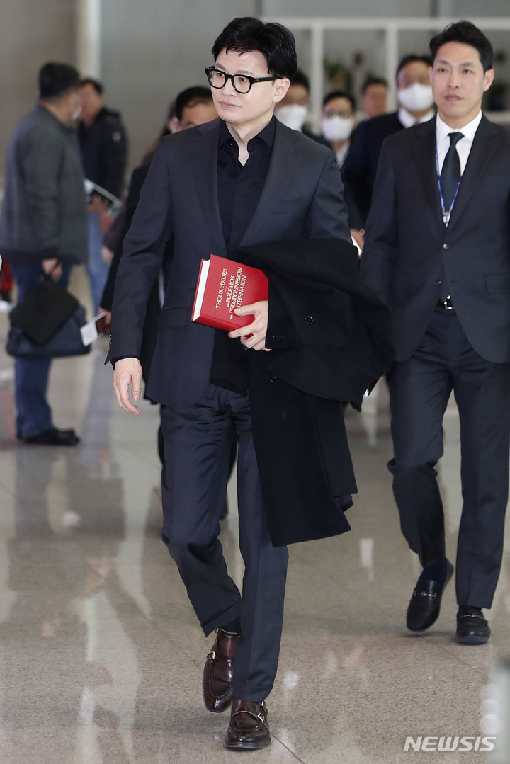 [인천공항=뉴시스] 최동준 기자 = 한동훈 법무부 장관이 7일 인천국제공항에서 출입국·이민·이주 정책 관련 유럽 출장을 가고 있다. 2023.03.07. photocdj@newsis.com