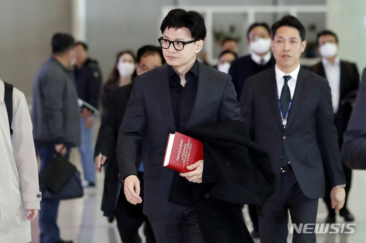 [인천공항=뉴시스] 최동준 기자 = 한동훈 법무부 장관이 7일 인천국제공항에서 출입국·이민·이주 정책 관련 유럽 출장을 가고 있다. 2023.03.07. photocdj@newsis.com