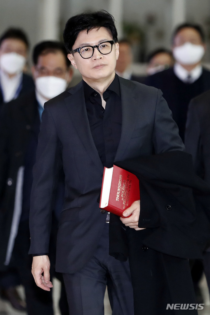 [인천공항=뉴시스] 최동준 기자 = 한동훈 법무부 장관이 7일 인천국제공항에서 출입국·이민·이주 정책 관련 유럽 출장을 가고 있다. 2023.03.07. photocdj@newsis.com