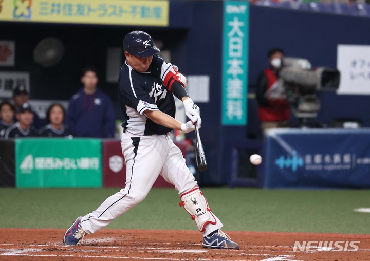 [오사카=뉴시스] 김선웅 기자 =&nbsp; 7일 일본 교세라 돔 오사카에서 열린 일본 프로야구팀 한신 타이거즈와 WBC 대한민국 대표팀의 경기, 3회초 1사 상황 양의지가 안타를 날리고 있다. 2023.03.07. mangusta@newsis.com