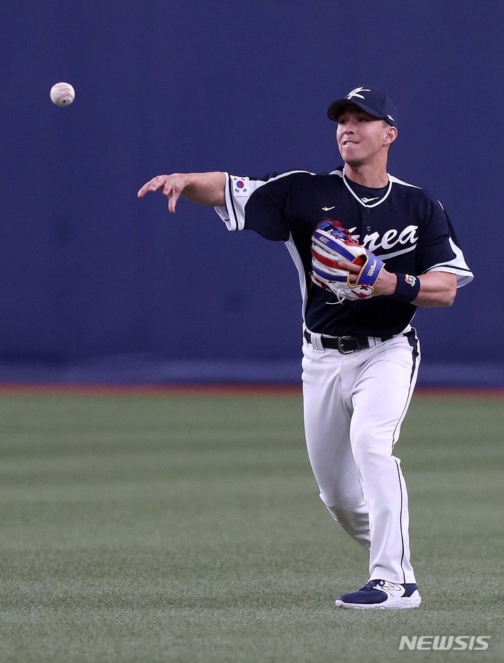 [오사카=뉴시스] 김선웅 기자 =&nbsp; 7일 일본 교세라 돔 오사카에서 열린 일본 프로야구팀 한신 타이거즈와 WBC 대한민국 대표팀의 경기, 2회말 에드먼이 2루로 공을 던지고 있다. 2023.03.07. mangusta@newsis.com