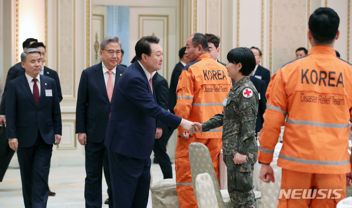 [서울=뉴시스] 전신 기자 = 윤석열 대통령이 7일 청와대 영빈관에서 열린 튀르키예 지진 대응 대한민국 해외긴급구호대 격려 오찬에 입장하며 참석자들과 인사하고 있다. 2023.03.07. photo1006@newsis.com