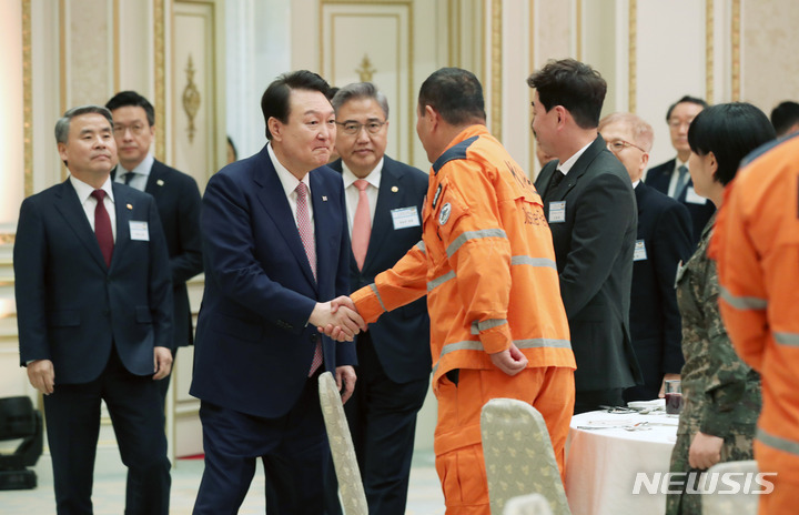 [서울=뉴시스] 전신 기자 = 윤석열 대통령이 7일 청와대 영빈관에서 열린 튀르키예 지진 대응 대한민국 해외긴급구호대 격려 오찬에 입장하며 참석자들과 인사하고 있다. 2023.03.07. photo1006@newsis.com