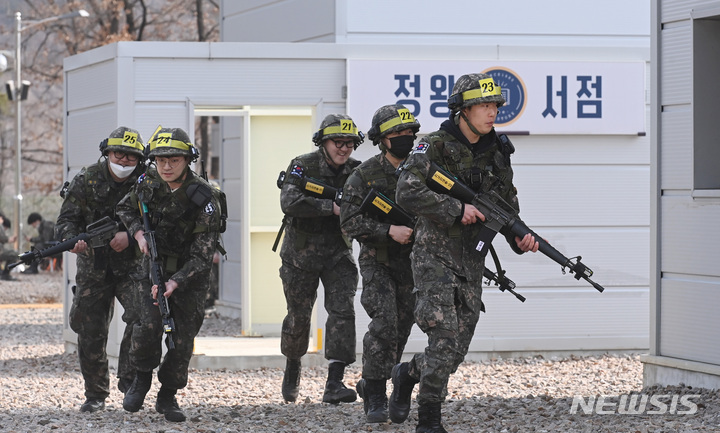 [안산=뉴시스] 김종택 기자 = 지난 7일 경기도 안산시 육군 제51사단 상록과학화 예비군훈련장에서 훈련에 참가한 예비군들이 시가지 전술훈련을 하고 있다. 육군 51사단은 코로나19로 축소했던 예비군훈련을 이날 4년 만에 정상화 했다. 2023.03.07. jtk@newsis.com