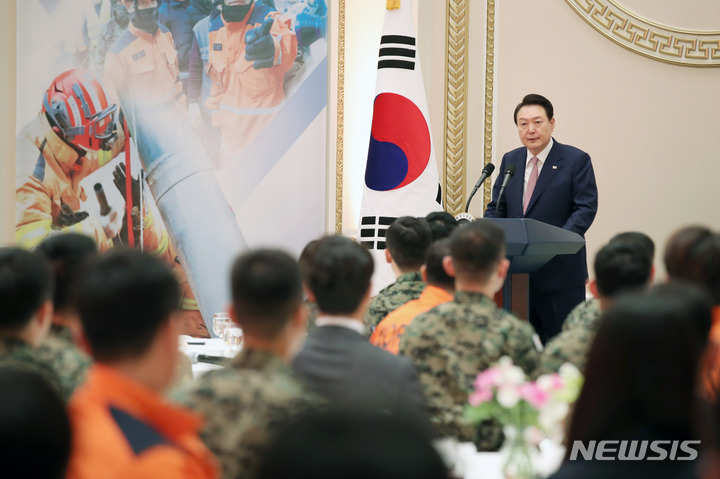 [서울=뉴시스] 전신 기자 = 윤석열 대통령이 7일 청와대 영빈관에서 열린 튀르키예 지진 대응 대한민국 해외긴급구호대 격려 오찬에서 발언하고 있다. 2023.03.07. photo1006@newsis.com