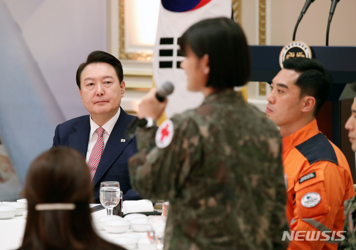 [서울=뉴시스] 전신 기자 = 윤석열 대통령이 7일 청와대 영빈관에서 열린 튀르키예 지진 대응 대한민국 해외긴급구호대 격려 오찬에서 이인우 국군수도병원 대위의 소감을 듣고 있다. 2023.03.07. photo1006@newsis.com