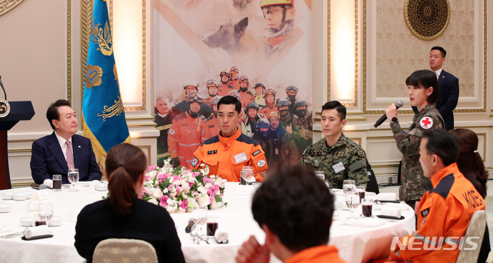 [서울=뉴시스] 전신 기자 = 윤석열 대통령이 7일 청와대 영빈관에서 열린 튀르키예 지진 대응 대한민국 해외긴급구호대 격려 오찬에서 이인우 국군수도병원 대위의 소감을 듣고 있다. 2023.03.07. photo1006@newsis.com