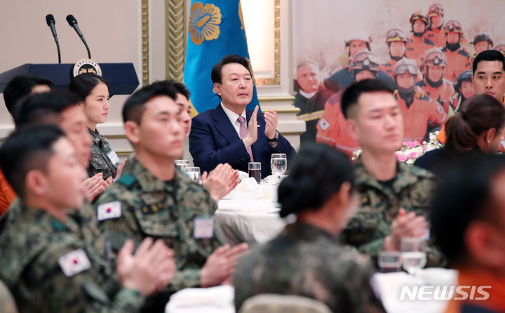 [서울=뉴시스] 전신 기자 = 윤석열 대통령이 7일 청와대 영빈관에서 열린 튀르키예 지진 대응 대한민국 해외긴급구호대 격려 오찬에서 구호대 활동 영상에 박수 보내고 있다. 2023.03.07. photo1006@newsis.com