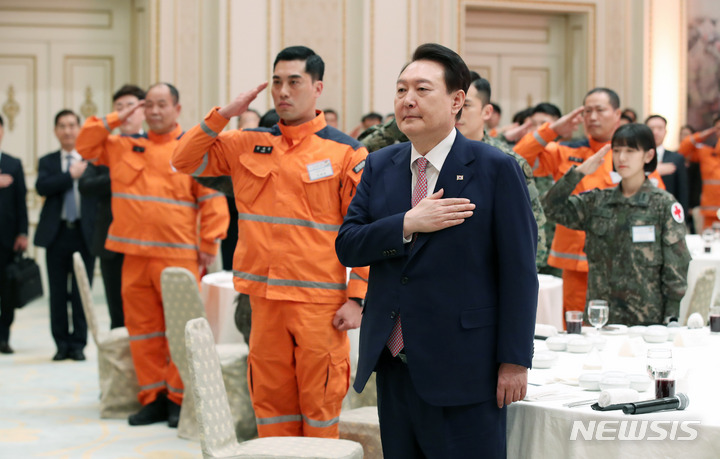 [서울=뉴시스] 전신 기자 = 윤석열 대통령이 7일 청와대 영빈관에서 열린 튀르키예 지진 대응 대한민국 해외긴급구호대 격려 오찬에서 국기에 대한 경례를 하고 있다. 2023.03.07. photo1006@newsis.com