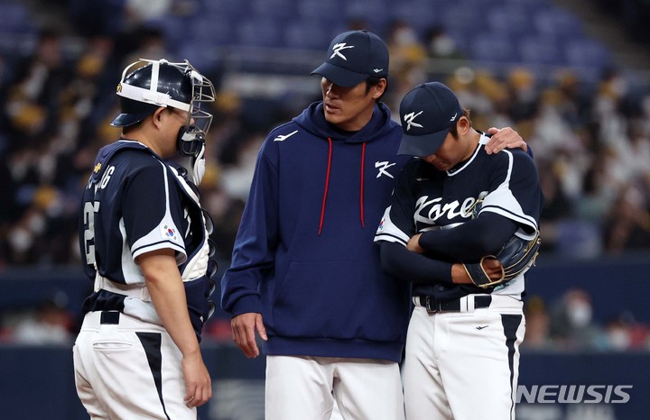 [오사카=뉴시스] 김선웅 기자 =&nbsp; 7일 일본 교세라 돔 오사카에서 열린 일본 프로야구팀 한신 타이거즈와 WBC 대한민국 대표팀의 경기, 3회말 교체투수 구창모가 2점을 내준 후 아쉬운 표정으로 고개를 숙이고 있다. 2023.03.07. mangusta@newsis.com