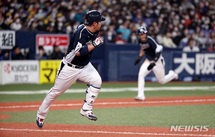 [오사카=뉴시스] 김선웅 기자 =&nbsp; 7일 일본 교세라 돔 오사카에서 열린 일본 프로야구팀 한신 타이거즈와 WBC 대한민국 대표팀의 경기, 4회초 무사 1,3루 상황 박병호가 타격후 진루하고 있다. 이후 1루에서 아웃되며 김하성 홈인으로 1득점. 2023.03.07. mangusta@newsis.com