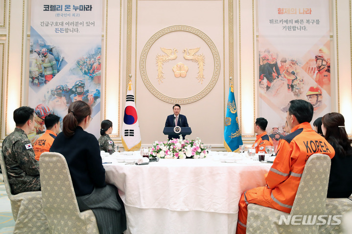 [서울=뉴시스] 전신 기자 = 윤석열 대통령이 7일 청와대 영빈관에서 열린 튀르키예 지진 대응 대한민국 해외긴급구호대 격려 오찬에서 발언하고 있다. 2023.03.07. photo1006@newsis.com