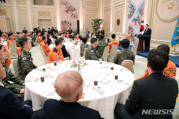 [서울=뉴시스] 전신 기자 = 윤석열 대통령이 7일 청와대 영빈관에서 열린 튀르키예 지진 대응 대한민국 해외긴급구호대 격려 오찬에서 발언하고 있다. 2023.03.07. photo1006@newsis.com