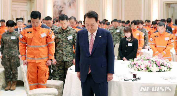 [서울=뉴시스] 전신 기자 = 윤석열 대통령이 7일 청와대 영빈관에서 열린 튀르키예 지진 대응 대한민국 해외긴급구호대 격려 오찬에 앞서 지진 피해자와 지난 6일 밤 전북 김제에서 주택 화재 진압 중 순직한 소방관을 추모하는 묵념을 하고 있다. 2023.03.07. photo1006@newsis.com