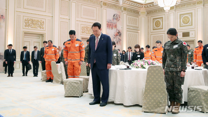 [서울=뉴시스] 전신 기자 = 윤석열 대통령이 7일 청와대 영빈관에서 열린 튀르키예 지진 대응 대한민국 해외긴급구호대 격려 오찬에 앞서 지진 피해자와 지난 6일 밤 전북 김제에서 주택 화재 진압 중 순직한 소방관을 추모하는 묵념을 하고 있다. 2023.03.07. photo1006@newsis.com