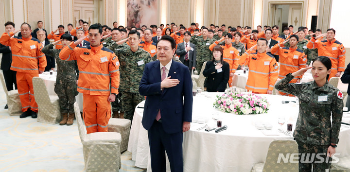 [서울=뉴시스] 전신 기자 = 윤석열 대통령이 7일 청와대 영빈관에서 열린 튀르키예 지진 대응 대한민국 해외긴급구호대 격려 오찬에서 국기에 대한 경례를 하고 있다. 2023.03.07. photo1006@newsis.com