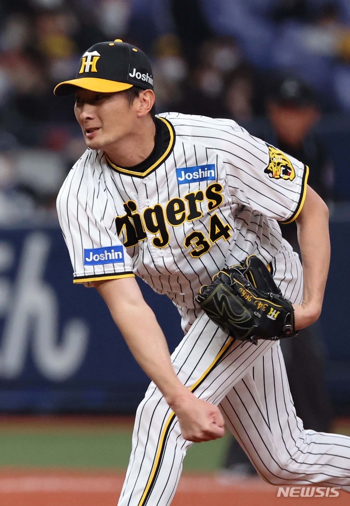 [오사카=뉴시스] 김선웅 기자 =&nbsp; 7일 일본 교세라 돔 오사카에서 열린 일본 프로야구팀 한신 타이거즈와 WBC 대한민국 대표팀의 경기, 5회말 한신 교체투수 니호가 역투하고 있다. 2023.03.07. mangusta@newsis.com
