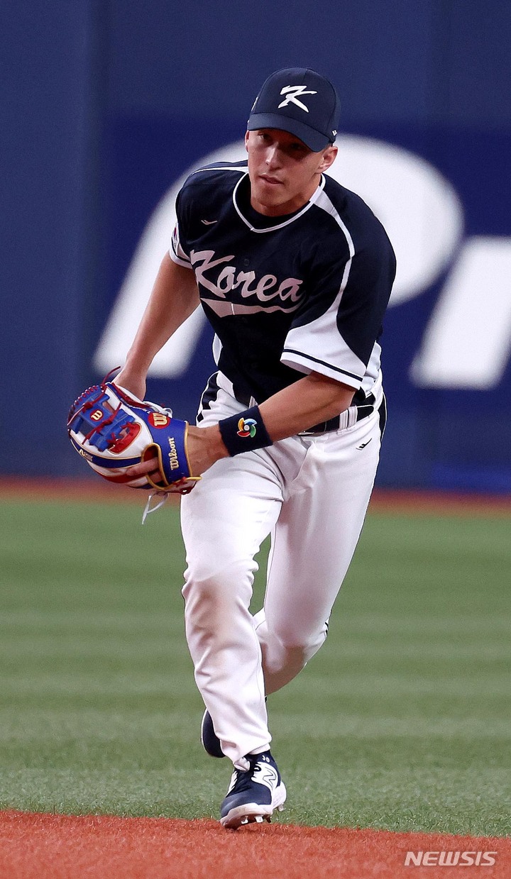 [오사카=뉴시스] 김선웅 기자 = 7일 일본 교세라 돔 오사카에서 열린 일본 프로야구팀 한신 타이거즈와 WBC 대한민국 대표팀의 경기, 에드먼이 수비를 하고 있다. 2023.03.07. mangusta@newsis.com