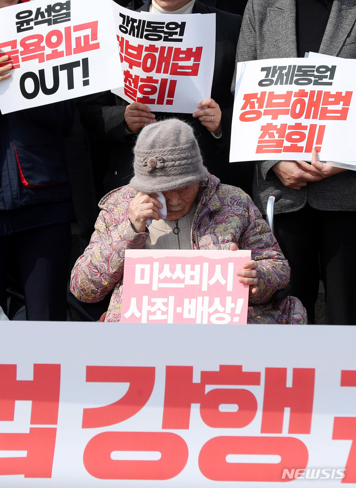 [서울=뉴시스] 추상철 기자 = 강제동원 피해자 김성주 할머니가 7일 오후 서울 여의도 국회에서 열린 강제동원 정부해법 강행규탄 긴급 시국선언에 참석해 있다. 2023.03.07. scchoo@newsis.com