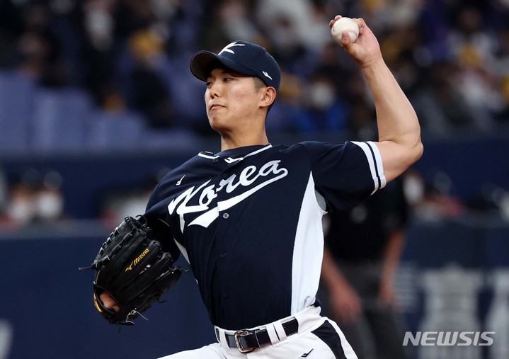 [오사카=뉴시스] 김선웅 기자 =&nbsp; 7일 일본 교세라 돔 오사카에서 열린 일본 프로야구팀 한신 타이거즈와 WBC 대한민국 대표팀의 경기, 7회말 교체투수 이의리가 역투하고 있다. 2023.03.07. mangusta@newsis.com