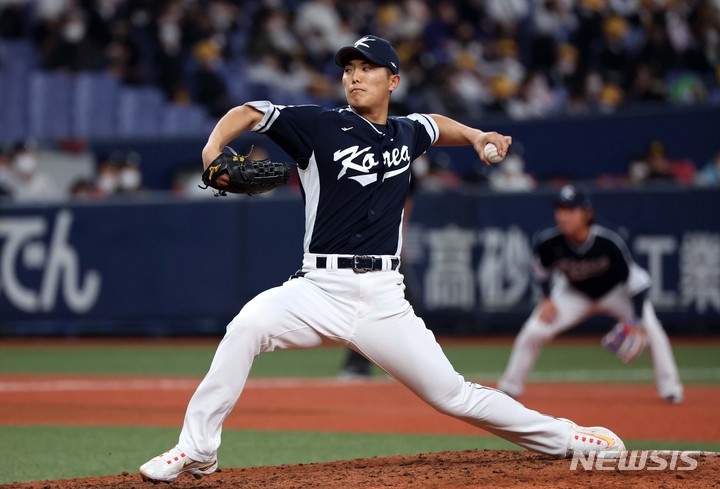 [오사카=뉴시스] 김선웅 기자 = 7일 일본 교세라 돔 오사카에서 열린 일본 프로야구팀 한신 타이거즈와 WBC 대한민국 대표팀의 경기, 7회말 교체투수 이의리가 역투하고 있다. 2023.03.07. mangusta@newsis.com