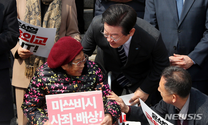 [서울=뉴시스] 추상철 기자 = 이재명 더불어민주당 대표가 7일 오후 서울 여의도 국회에서 열린 강제동원 정부해법 강행규탄 긴급 시국선언에 참석하며 강제동원 피해자 양금덕 할머니와 인사하고 있다. 2023.03.07. scchoo@newsis.com