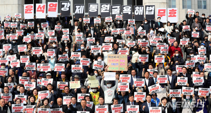 [서울=뉴시스] 추상철 기자 = 이재명 더불어민주당 대표와 이정미 정의당 대표를 비롯한 야당 의원들이 7일 오후 서울 여의도 국회에서 열린 강제동원 정부해법 강행규탄 긴급 시국선언에서 참석자들과 함께 구호를 외치고 있다. 2023.03.07. scchoo@newsis.com