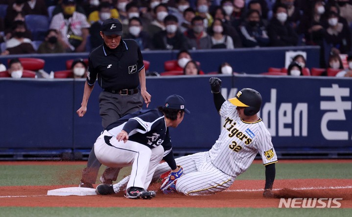 [오사카=뉴시스] 김선웅 기자 =&nbsp; 7일 일본 교세라 돔 오사카에서 열린 일본 프로야구팀 한신 타이거즈와 WBC 대한민국 대표팀의 경기, 6회말 2사 주자 1,2루 상황 한신 이노우에가 기습 도루를 시도하다 3루수 최정에게 태그아웃 당하고 있다. 2023.03.07. mangusta@newsis.com