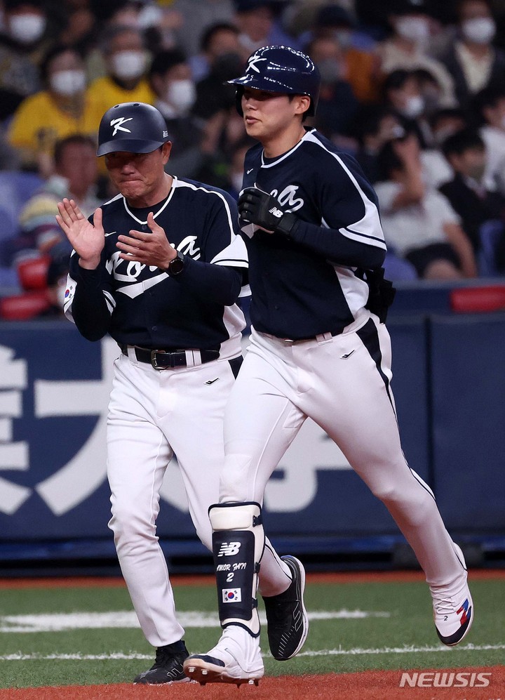 [오사카=뉴시스] 김선웅 기자 =&nbsp; 7일 일본 교세라 돔 오사카에서 열린 일본 프로야구팀 한신 타이거즈와 WBC 대한민국 대표팀의 경기, 8회초 김혜성이 솔로홈런를 날린 후 홈으로 향하고 있다. 2023.03.07. mangusta@newsis.com
