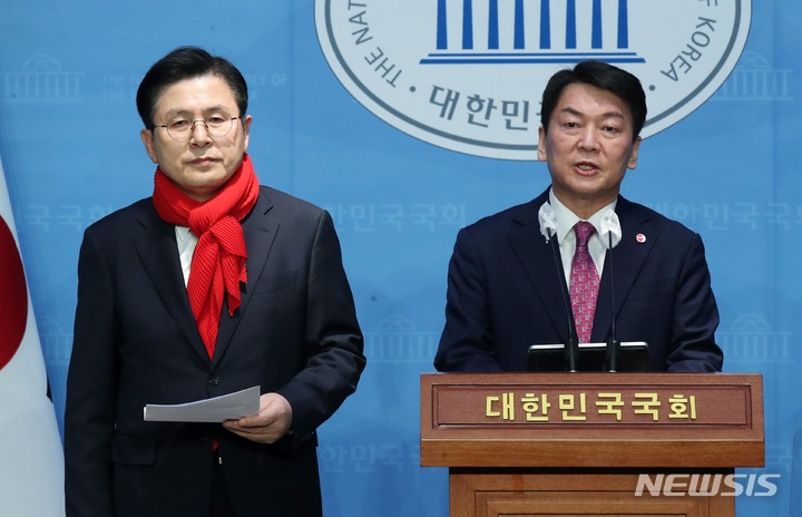 [서울=뉴시스] 고범준 기자 = 국민의힘 전당대회를 하루 앞둔 안철수, 황교안 국민의힘 당대표 후보가 7일 오후 서울 여의도 국회 소통관에서 공동 기자회견을 하고 있다. 2023.03.07. bjko@newsis.com